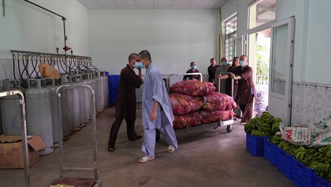 Continuing to support people in need in the Covid-19 pandemic of Hoang Phap Pagoda (series 4)